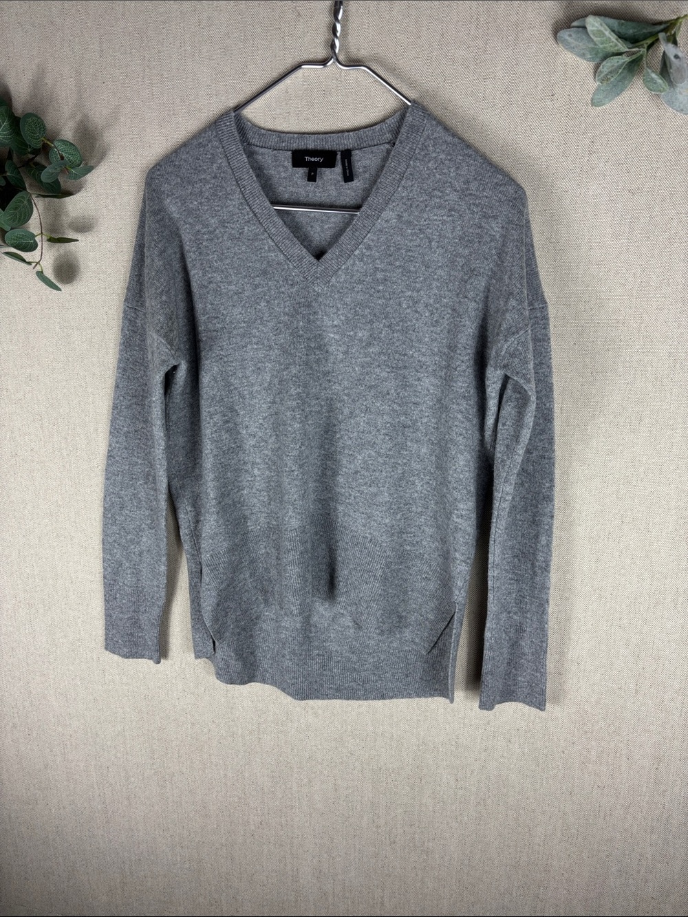 Theory > Cashmere V-Neck Sweater Heather Gray Small - Picture 7 of 8